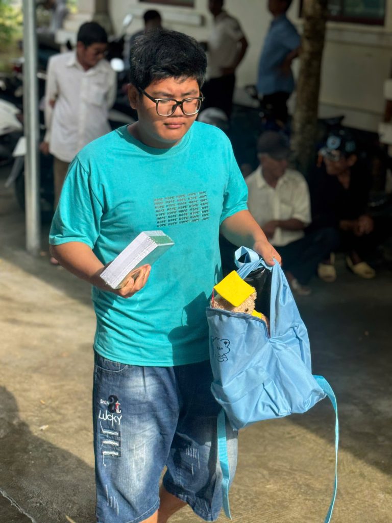 Sài Gòn Chợ Lạc Xoong mang niềm vui đến bà con và các em học sinh Mỹ Hương, Sóc Trăng 23 1787719821349 8768417920205596231 g9039015788748176537 95afb2b6317854f89ce1e83d8af37b66