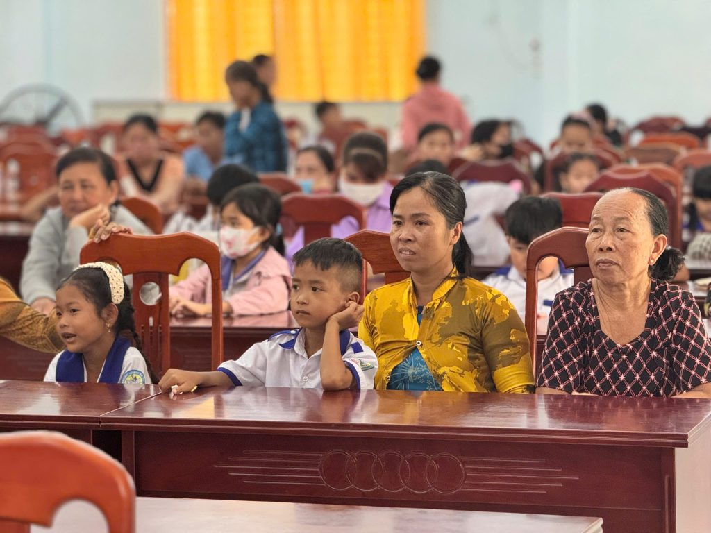 Sài Gòn Chợ Lạc Xoong mang niềm vui đến bà con và các em học sinh Mỹ Hương, Sóc Trăng 18 1787719821391 8768417920205596231 g9039015788748176537 e39dc7936a3b4385996f83a26158cd2d 1